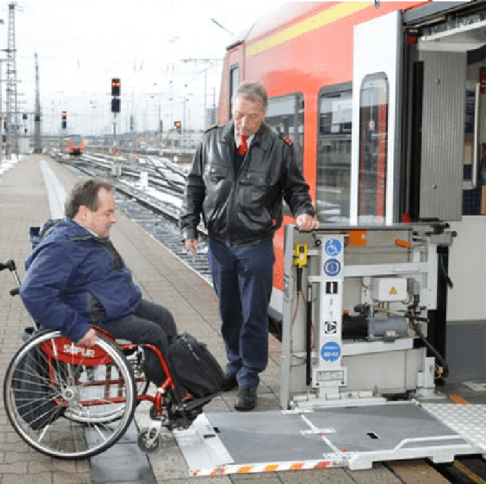 スロープを使い電車に乗り込む乗客